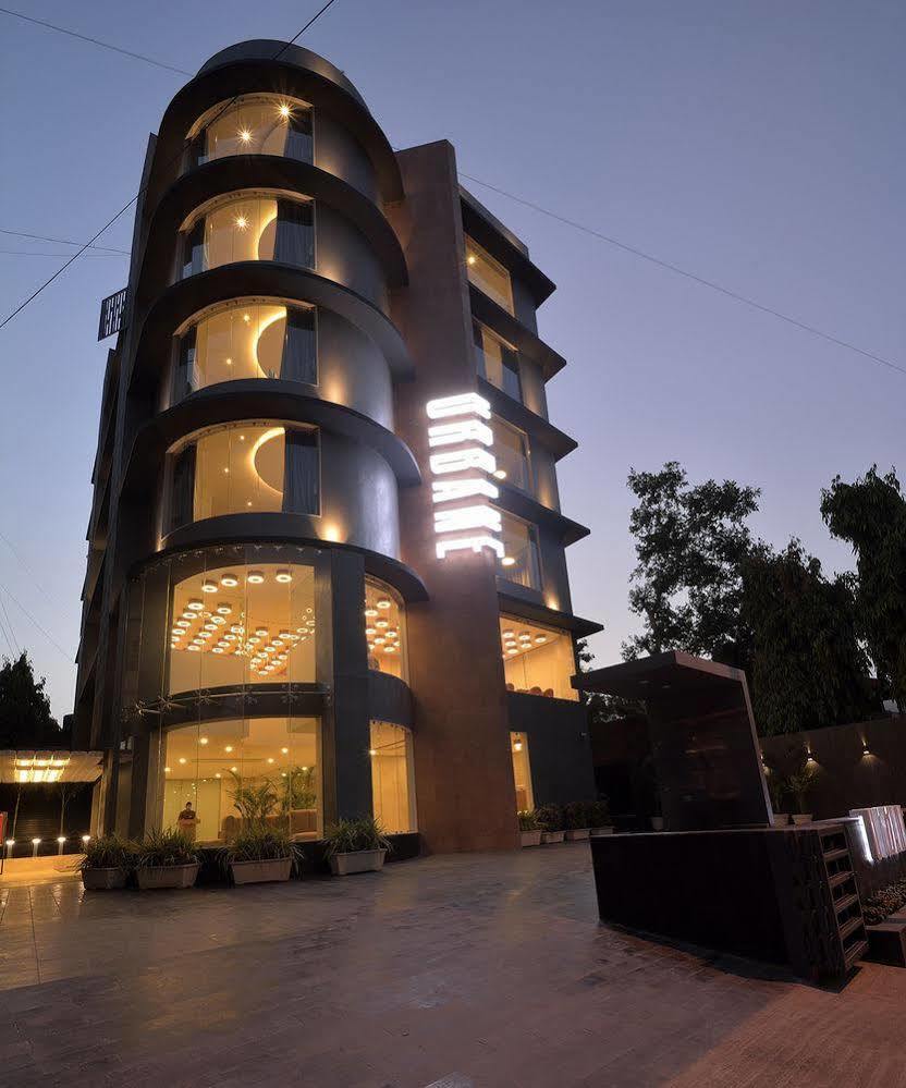 Urbane The Hotel Ahmedabad Exterior foto